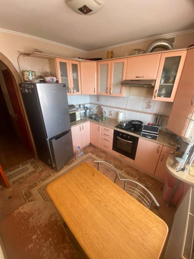 Продам 2кім квартиру готову до проживання з меблями та технікою.